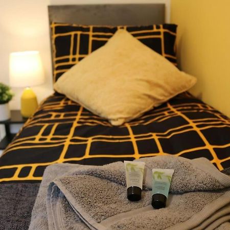 Elegant Room In Stylish House มิลตันคีนส์ ภายนอก รูปภาพ