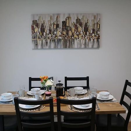Elegant Room In Stylish House มิลตันคีนส์ ภายนอก รูปภาพ