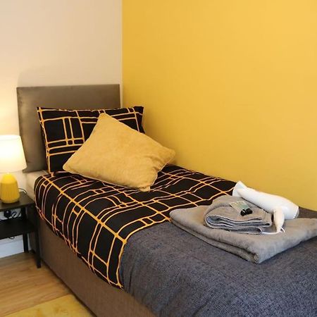 Elegant Room In Stylish House มิลตันคีนส์ ภายนอก รูปภาพ