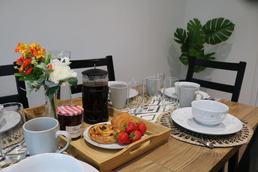 Elegant Room In Stylish House มิลตันคีนส์ ภายนอก รูปภาพ