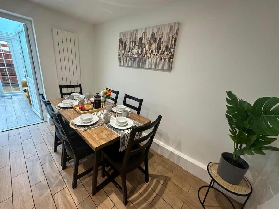 Elegant Room In Stylish House มิลตันคีนส์ ภายนอก รูปภาพ