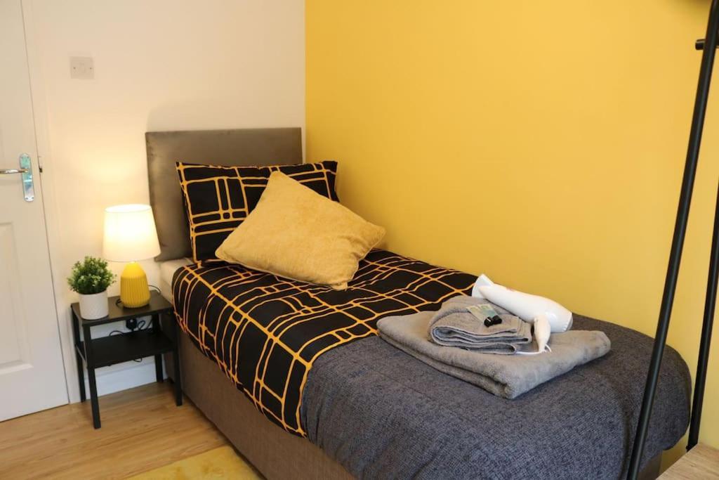Elegant Room In Stylish House มิลตันคีนส์ ภายนอก รูปภาพ